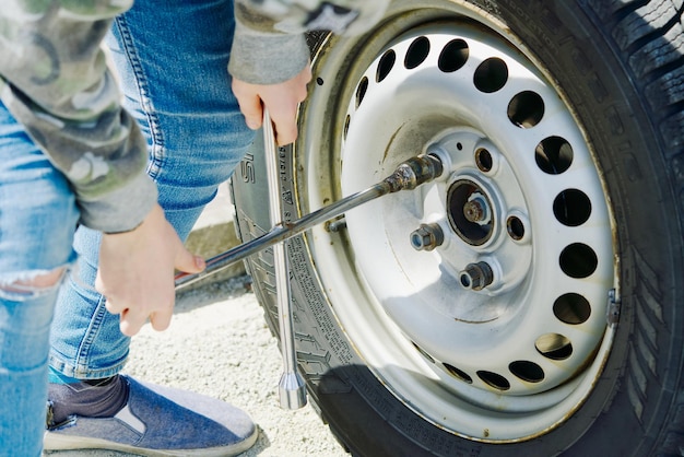 Le mécanicien remplace le garage de réparation de roue de voiture dans votre maison