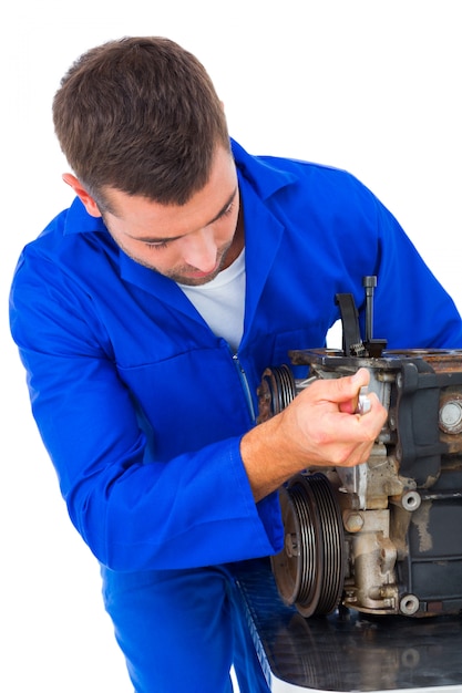 Mécanicien réparant un moteur de voiture