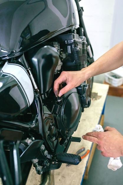 Mécanicien réparant une moto sur mesure