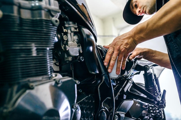 Photo mécanicien réparant une moto sur mesure