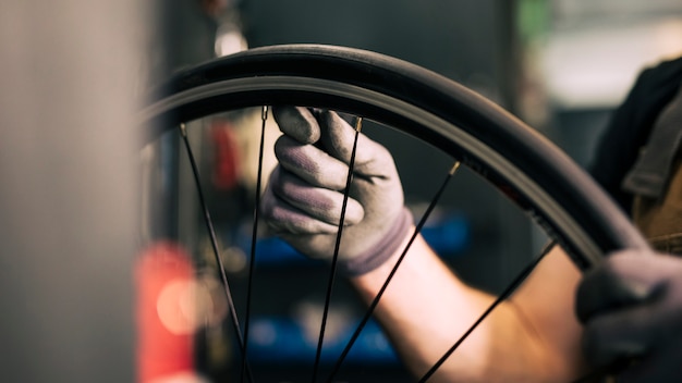 Mécanicien réparant un vélo