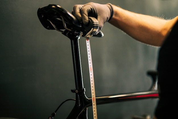 Photo mécanicien réparant un vélo