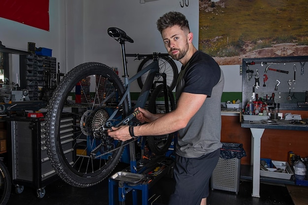 Mécanicien réparant des vélos en atelier équipé