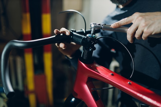 Mécanicien réparateur assemblage de guidon de vélo vélo personnalisé en atelier