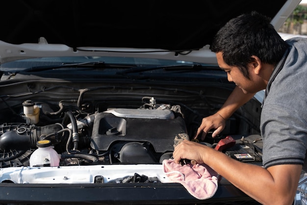 Photo mécanicien réparateur de moteur de voiture