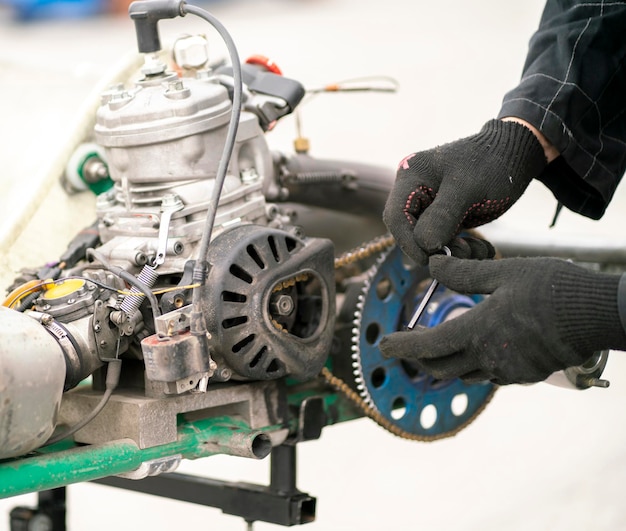 Un mécanicien répare le moteur de karting en atelier