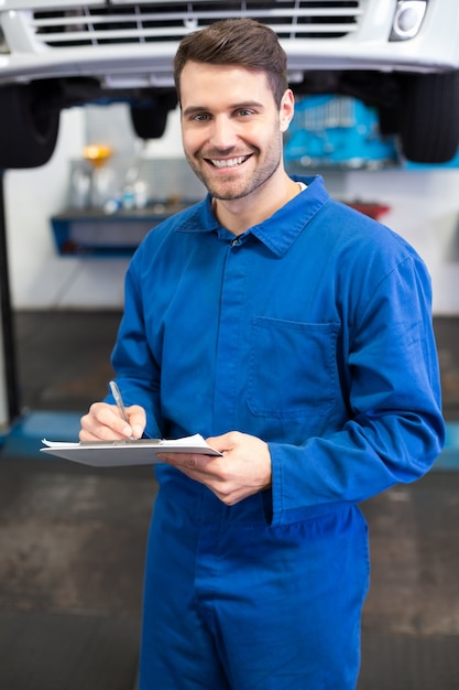 Mécanicien souriant, regardant la caméra