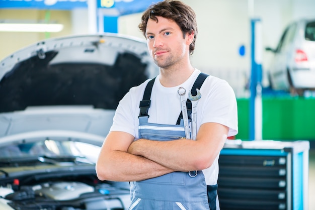 Mécanicien travaillant dans un atelier automobile