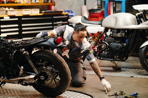 Mécanicien travaillant dans un garage