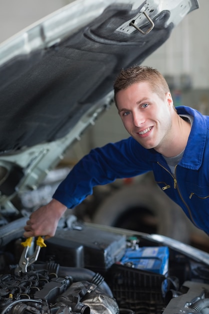 Mécanicien travaillant sur le moteur de la voiture