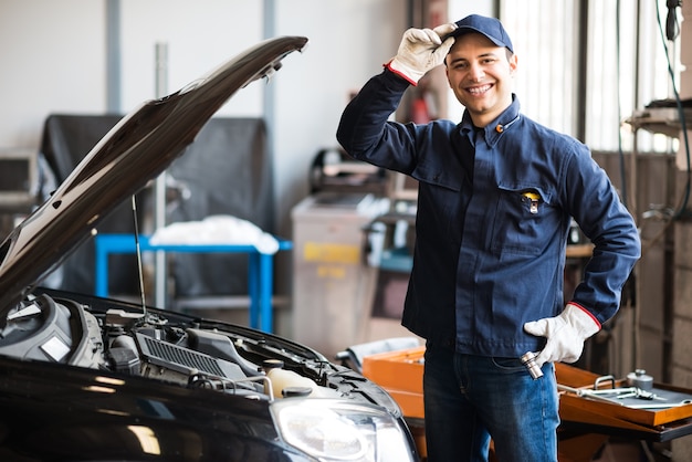 Mécanicien travaillant sur un moteur de voiture