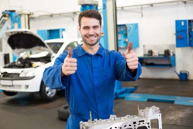 Mécanicien travaillant sur un moteur