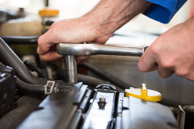 Mécanicien travaillant sur un moteur