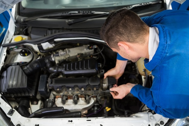 Mécanicien travaillant sur un moteur