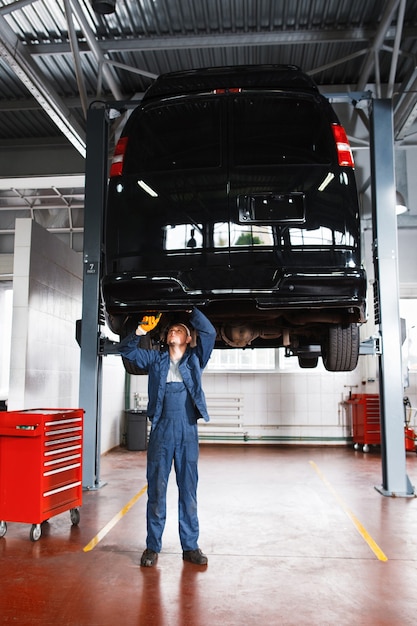 Mécanicien travaillant avec un système de suspension de voiture