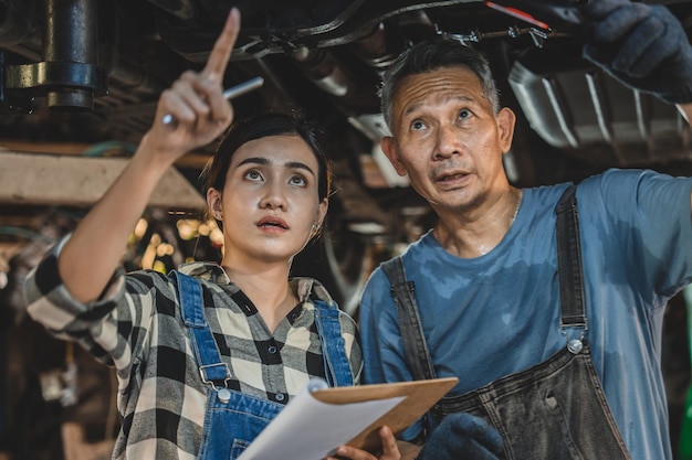 Mécanicien travaillant sur un technicien de service de moteur de voiture automobile ayant un travail automobile pour entretenir ou réparer une automobile dans un garage automobile moteur de voiture automobile industriel