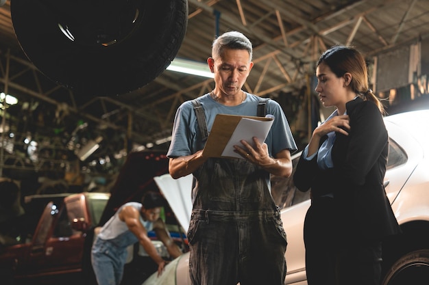 Mécanicien travaillant sur un technicien de service de moteur de voiture automobile ayant un travail automobile pour entretenir ou réparer une automobile dans un garage automobile moteur de voiture automobile industriel