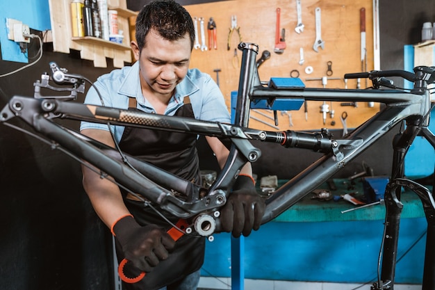 Un mécanicien vélo utilise une clé de pédalier