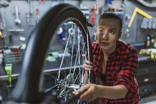 Mécanicien de vélos dans un atelier de réparation