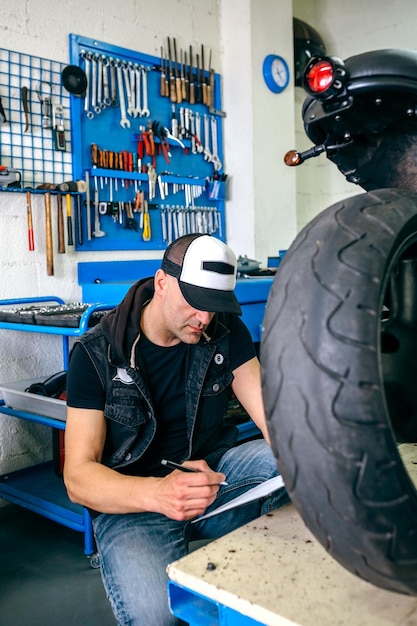 Photo mécanicien vérifiant la moto