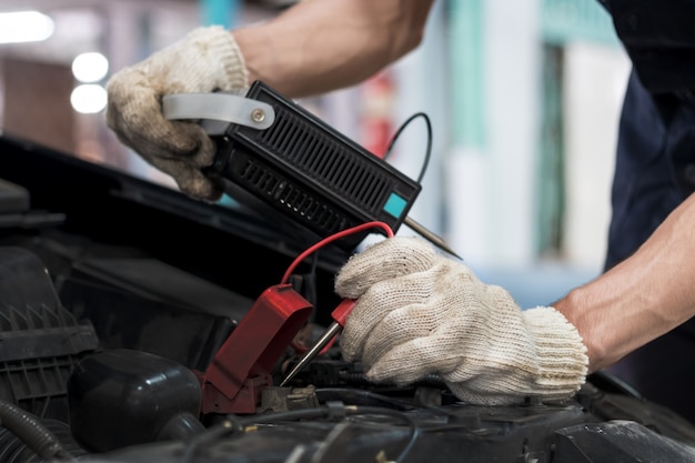 Le mécanicien vérifie la capacité de la batterie du véhicule