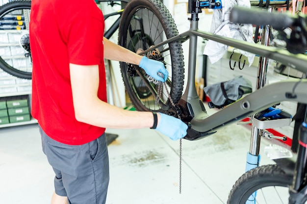 Mécaniciens fixant le vélo dans l'atelier