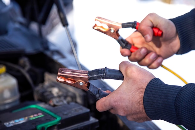 Mécaniciens vérifiant le moteur de la voiture