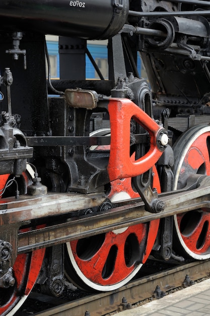 Mécanisme d'entraînement de train et roues rouges d'une vieille locomotive à vapeur soviétique