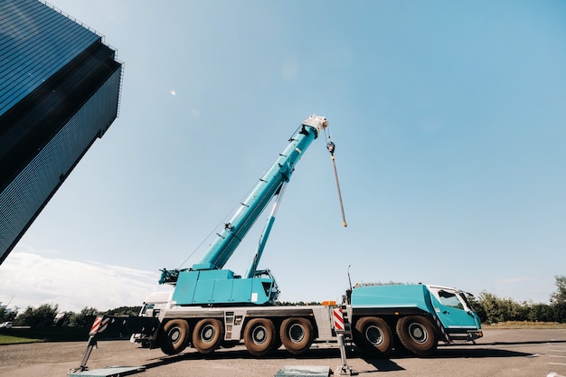 Mécanisme de levage de grue bleue avec crochets