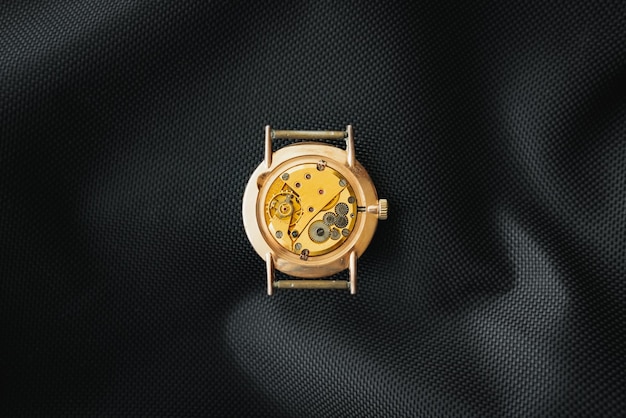 Mécanisme de montre d'horlogerie avec gros plan de bijoux Expertise en réparation d'une montre automatique vintage