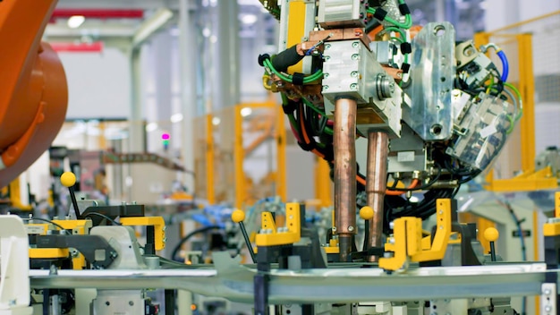 Mécanisme robotique robot industriel en mouvement sur la scène d'usine moderne, concept de l'industrie lourde