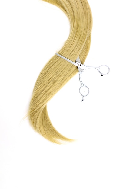 Mèche de cheveux blonds avec des ciseaux de coiffeur soins des cheveux matériaux d'extensions de cheveux et cosmétiques perruque de soins des cheveux