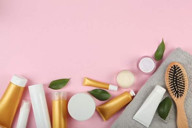 Une mèche de produits de soins capillaires pour cheveux blonds et un peigne sur fond coloré