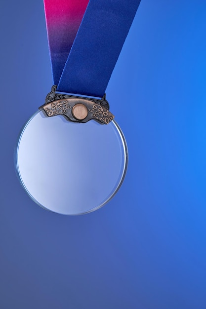 Médaille de cristal de bronze transparent sur fond bleu