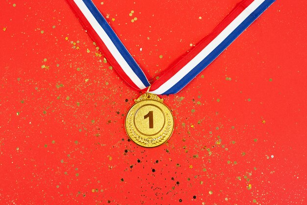 Médaille D'or 1 Place Avec Un Ruban Sur Rouge