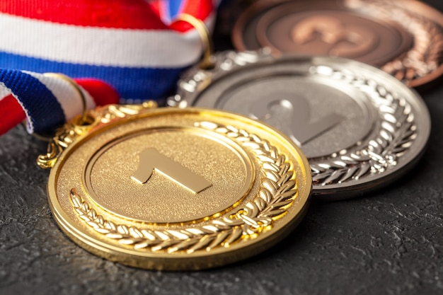 Médaille d'or, d'argent et de bronze avec rubans Récompense pour la première, la deuxième et la troisième place en compétition