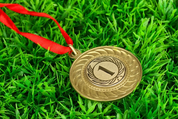 Photo médaille d'or sur fond d'herbe