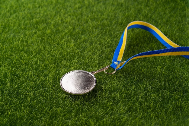 Médaille d'or sur l'herbe vue de dessus