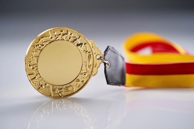 Médaille d'or avec ruban rouge et jaune