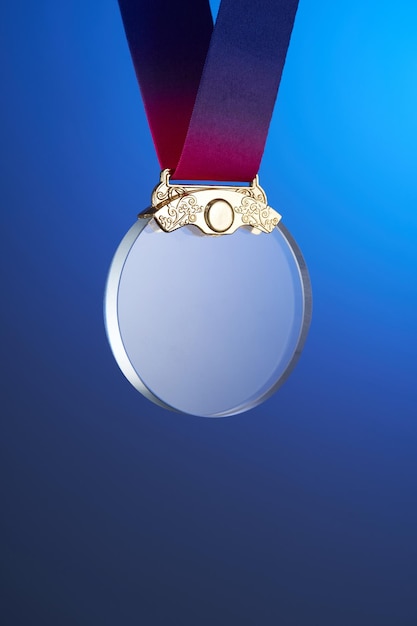 Médaille transparente d'or sur fond bleu