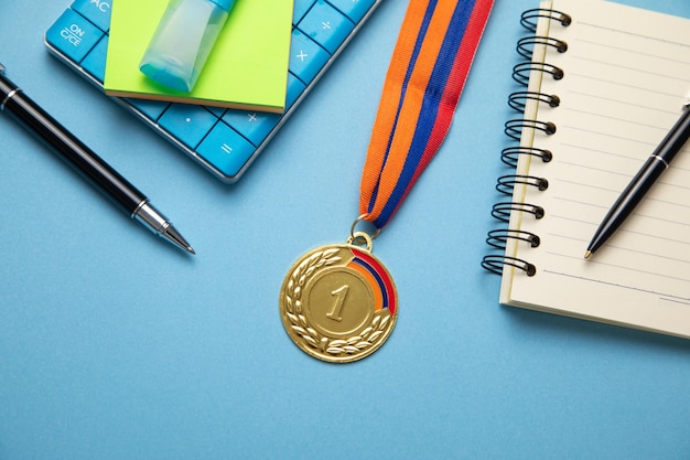 Médailles pour le gagnant avec des objets d'affaires
