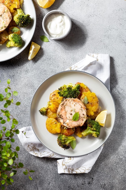 Médaillons de saumon au brocoli et pommes de terre au four