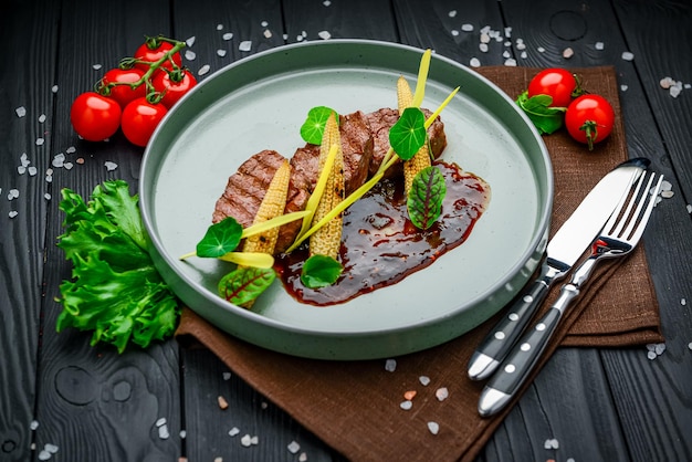 Médaillons de veau avec sauce aux baies et maïs miniature