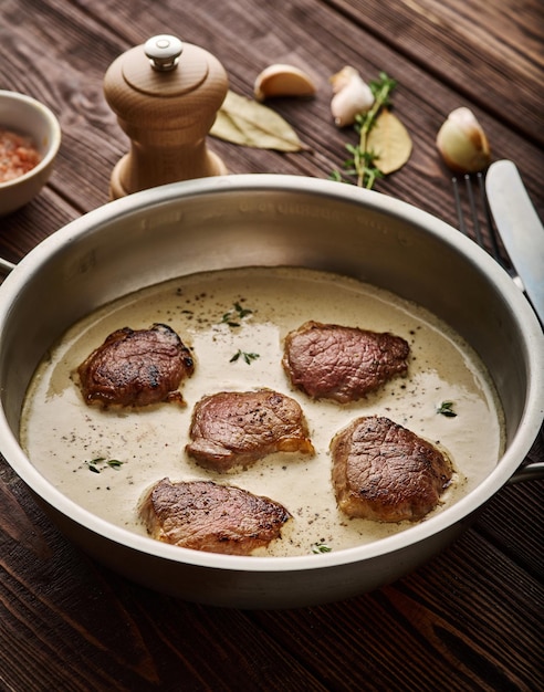 Médaillons de viande de porc avec sauce à la crème dans une poêle