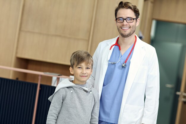 médecin accueillant un jeune garçon en clinique