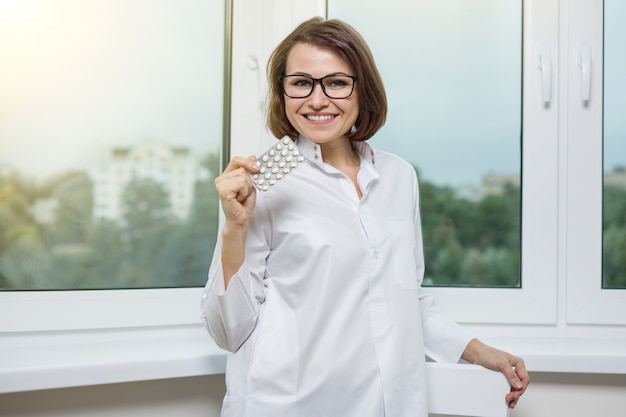 Médecin adulte femme souriante à l'hôpital