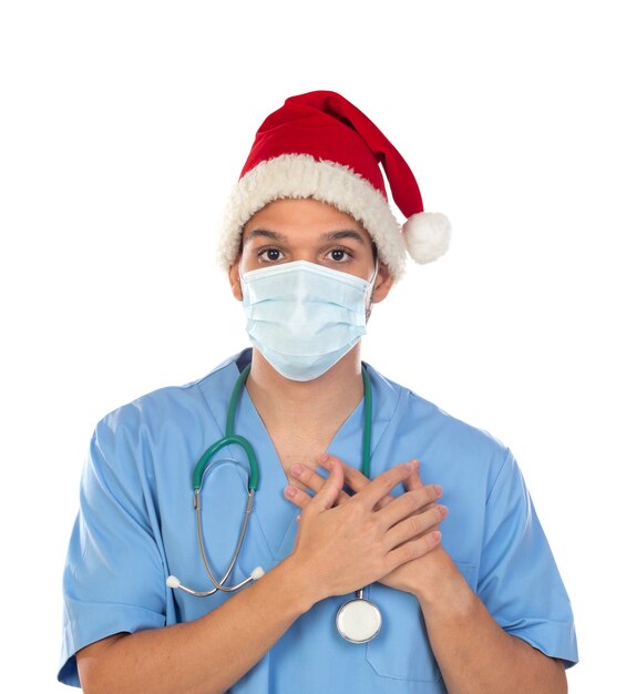 Médecin africain portant un chapeau de Noël au moment du coronavirus isolé sur fond blanc