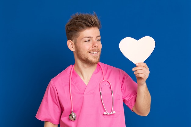 Médecin africain portant un uniforme rose