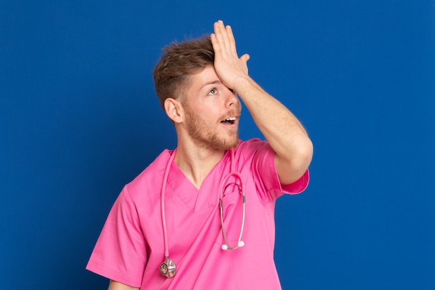 Médecin africain portant un uniforme rose