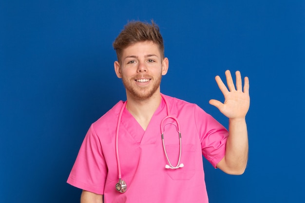 Médecin africain portant un uniforme rose